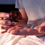 человек ночью пьет таблетку