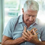 Человеку трудно дышать