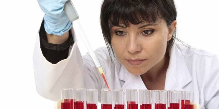 Лаборант и пробирки с анализами крови