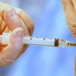 Мужчина делает инъекцию себе в ногу