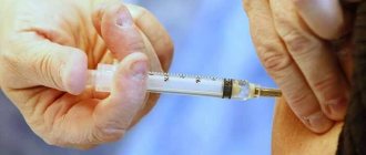 Мужчина делает инъекцию себе в ногу