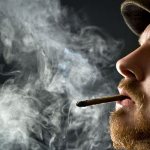 Мужчина курит