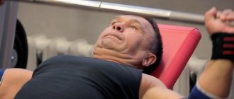 мужчина поднимает тяжести