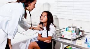 Обследование врачом ребенка