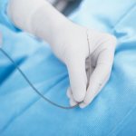 Руки врача в перчатках