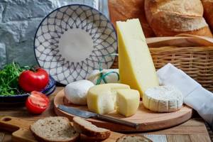 Врачи разрешают кушать 100-150 г сыра не более 3 раз в неделю