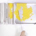 Желтые таблетки на металлическом подносе