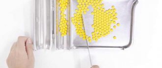 Желтые таблетки на металлическом подносе