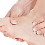 Женщина делает самомассаж стопы